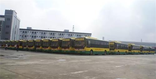 60臺電動公交車整裝待發(fā)、場面非常壯觀 60臺電動公交車整裝待發(fā)、場面非常壯觀
